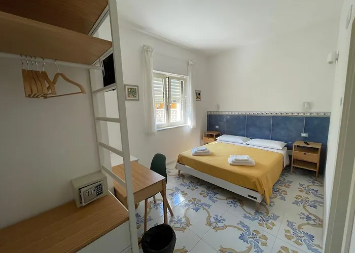 לינה וארוחת בוקר Acquadamare 3*