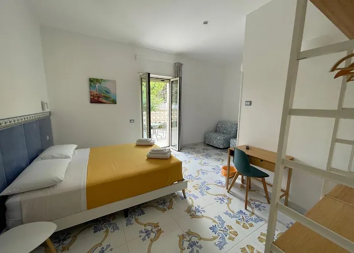 לינה וארוחת בוקר Acquadamare 3*